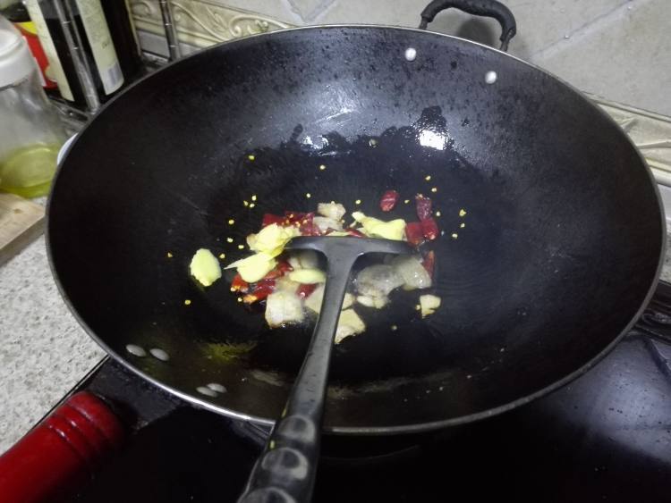 冬笋炒腊肉步骤5