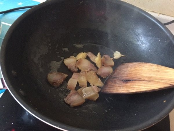 腊肉炒芥兰步骤5
