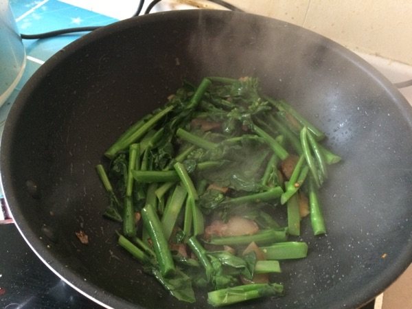 腊肉炒芥兰步骤6