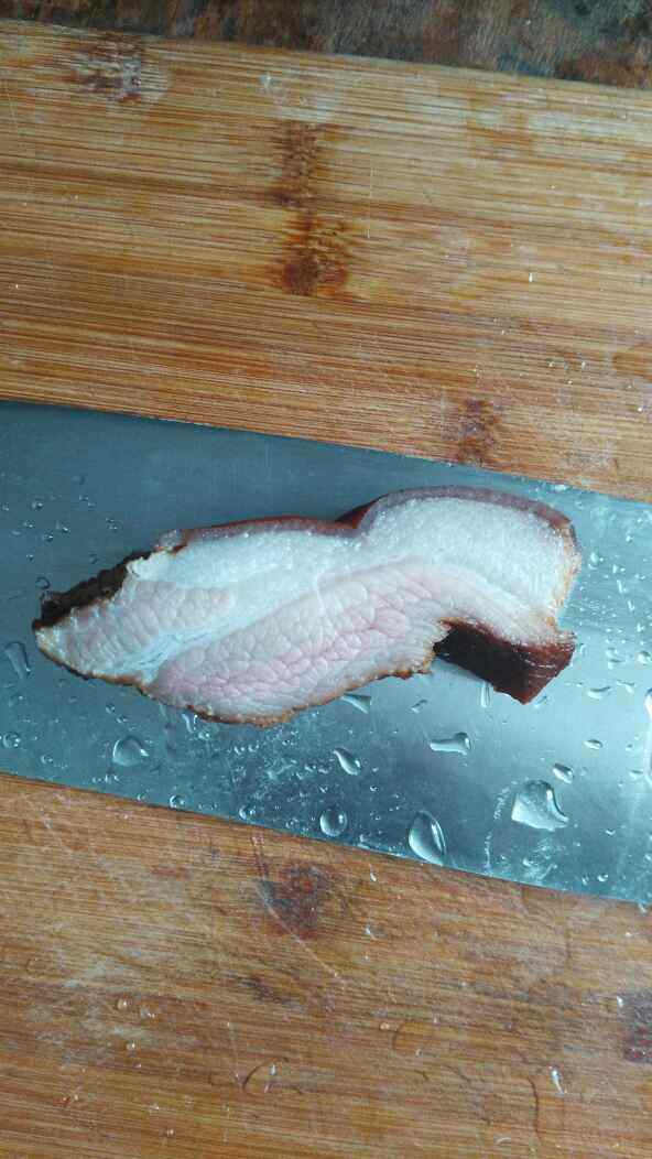腊肉炒酸四季豆步骤2
