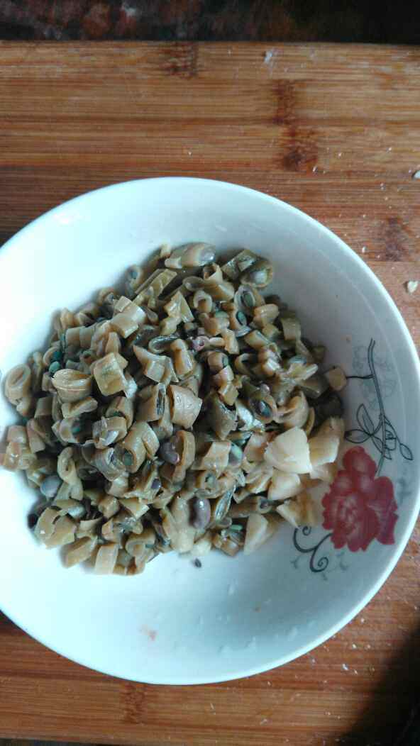 腊肉炒酸四季豆步骤3
