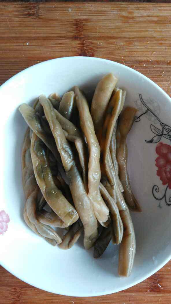 腊肉炒酸四季豆步骤1