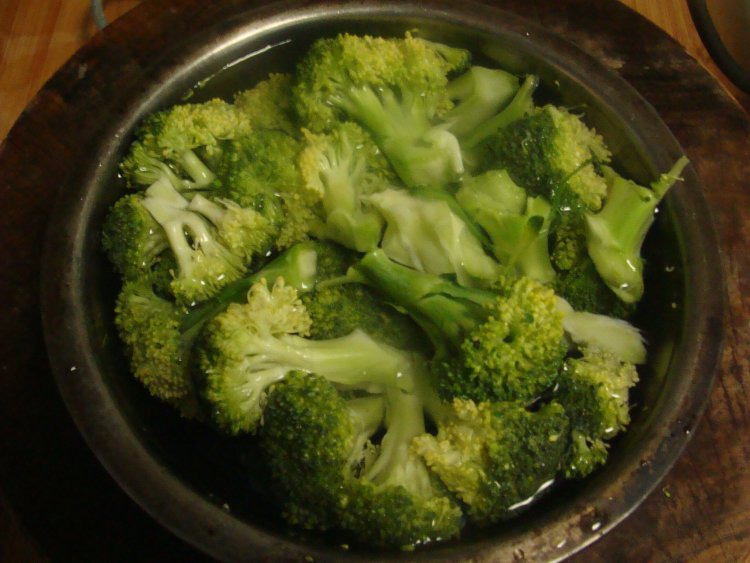 西兰花炒腊肉步骤1
