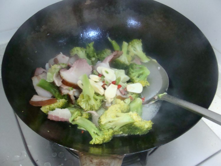 西兰花炒腊肉步骤7