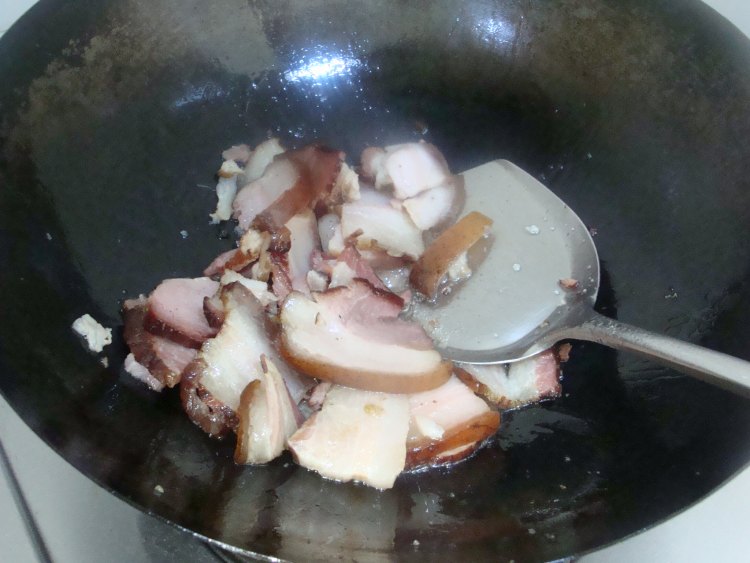 西兰花炒腊肉步骤5