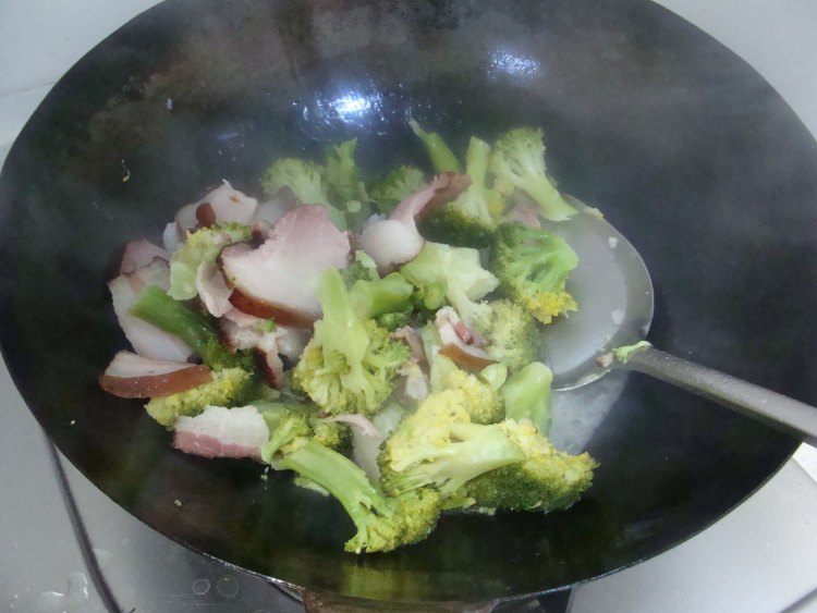 西兰花炒腊肉步骤6