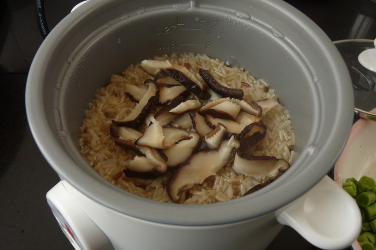 腊肉香菇炒糙米饭步骤4