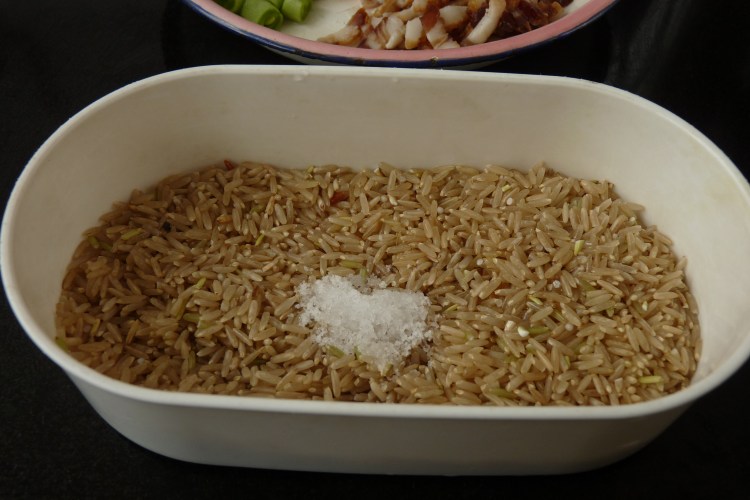 腊肉香菇炒糙米饭步骤2