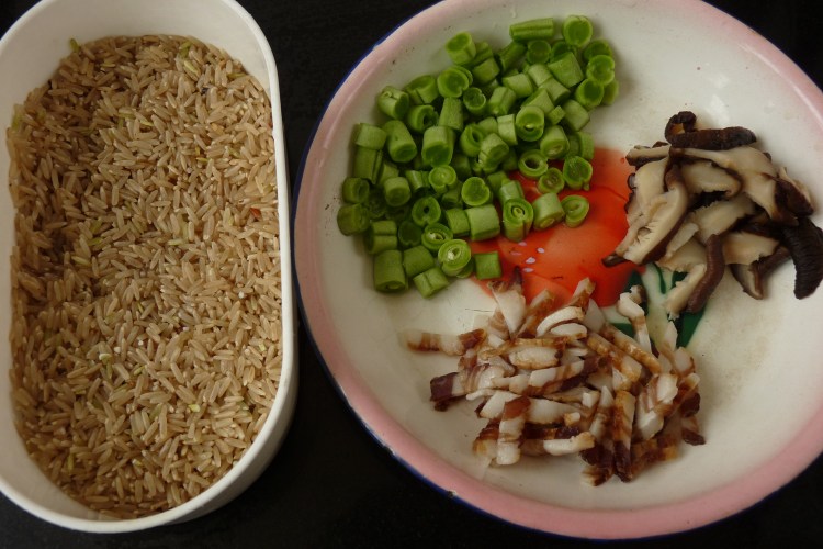 腊肉香菇炒糙米饭步骤1