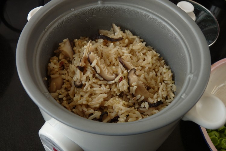 腊肉香菇炒糙米饭步骤5