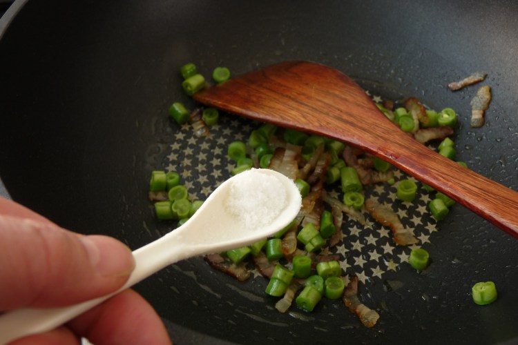 腊肉香菇炒糙米饭步骤7
