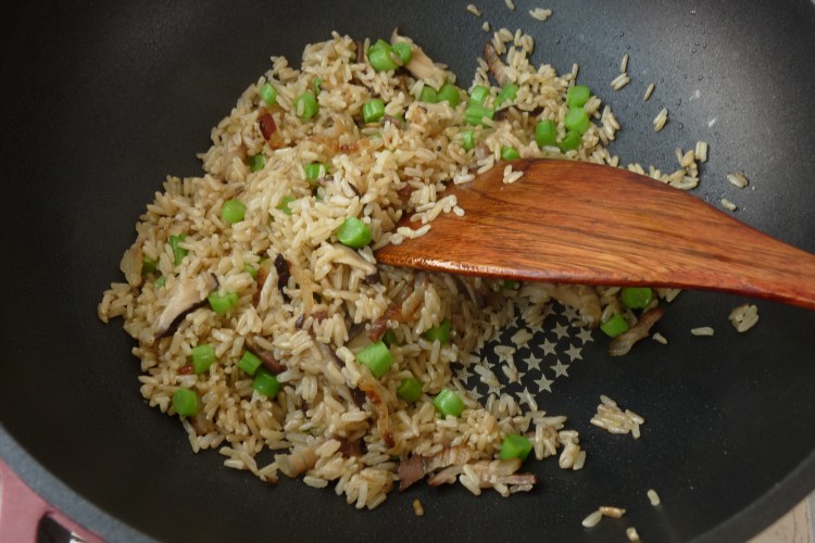 腊肉香菇炒糙米饭步骤8