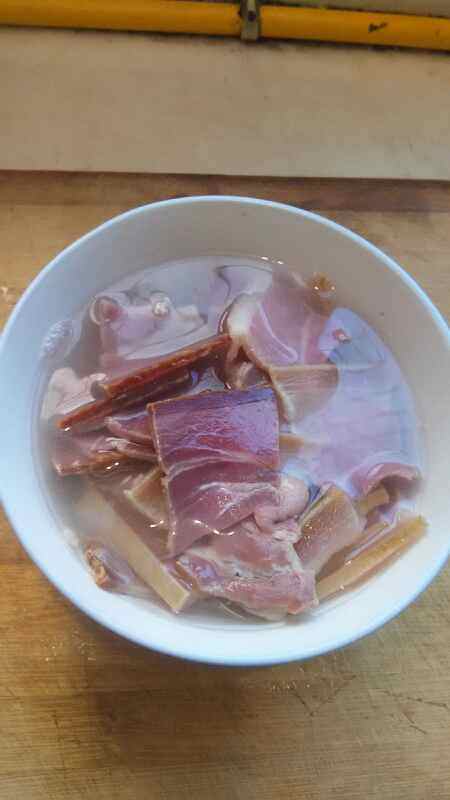 腊肉蒸花生米千张丝步骤3
