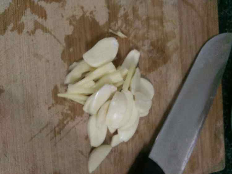扁豆炒腊肉步骤2