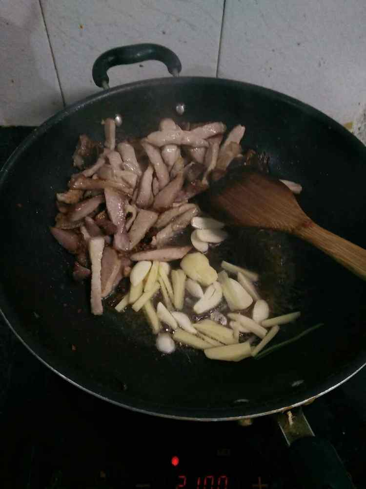 扁豆炒腊肉步骤5