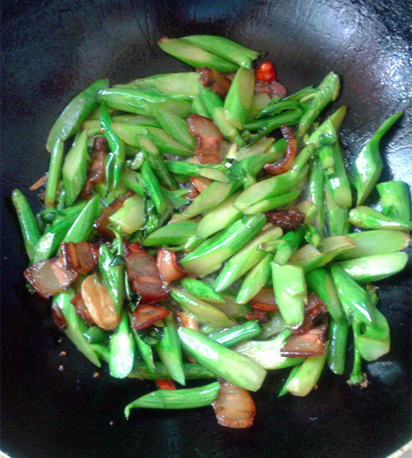 芥蓝炒腊肉步骤7