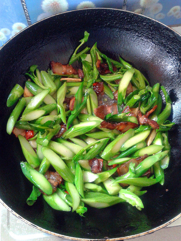 芥蓝炒腊肉步骤6
