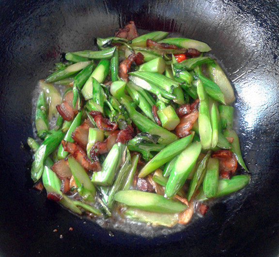 芥蓝炒腊肉步骤8