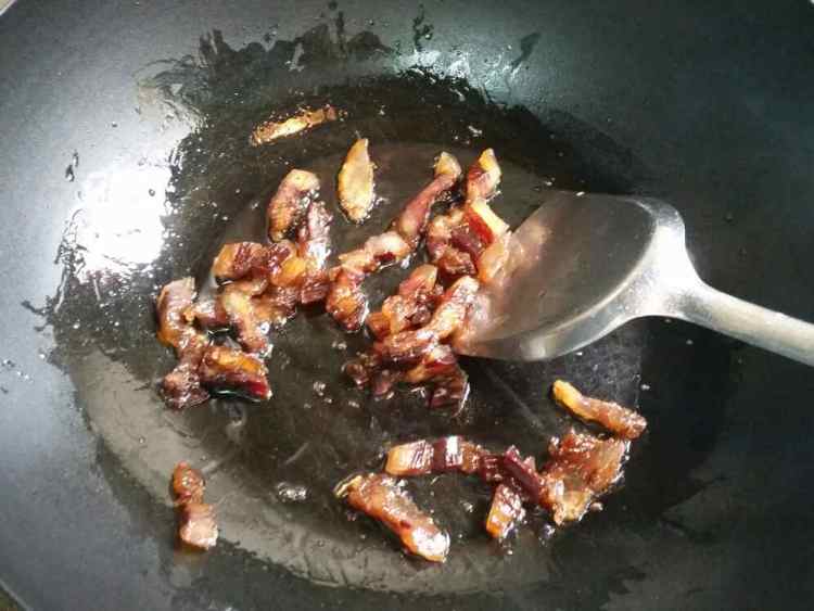 腊肉炒芥兰头步骤4