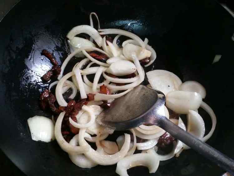 腊肉炒芥兰头步骤5
