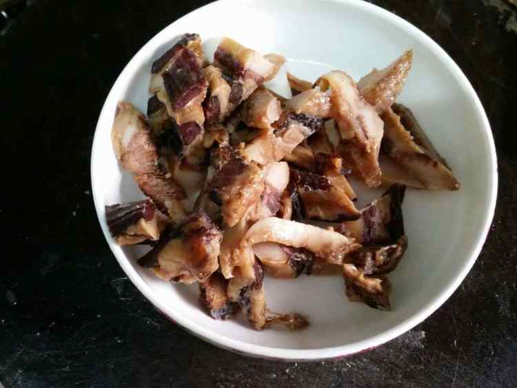 腊肉炒芥兰头步骤3