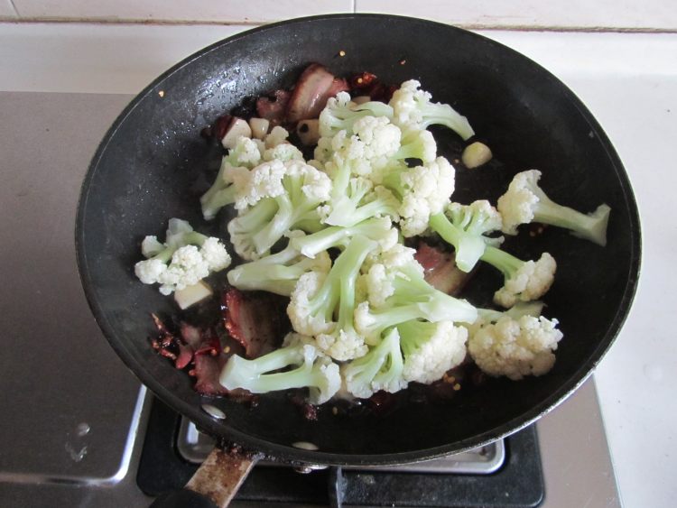 豆豉腊肉煸花菜步骤5