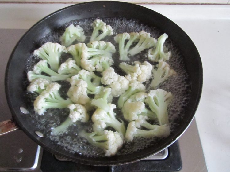 豆豉腊肉煸花菜步骤2