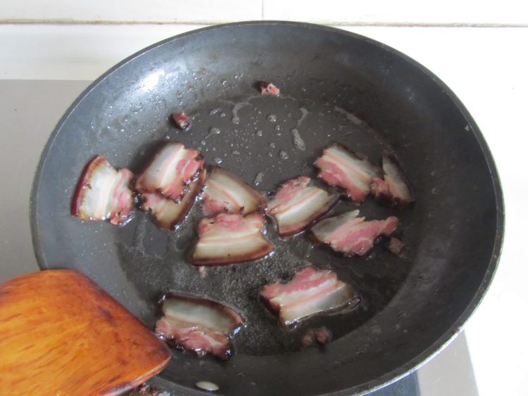 豆豉腊肉煸花菜步骤3