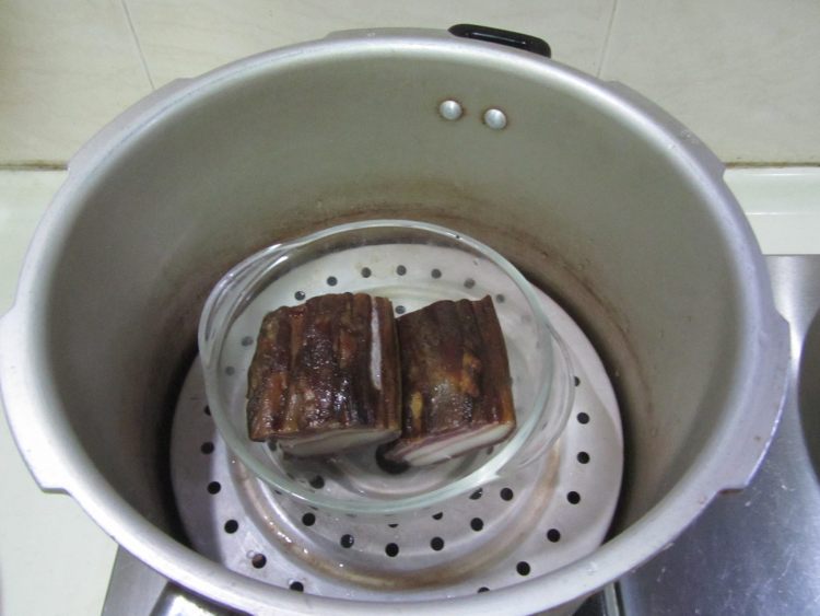 豆豉腊肉煸花菜步骤1
