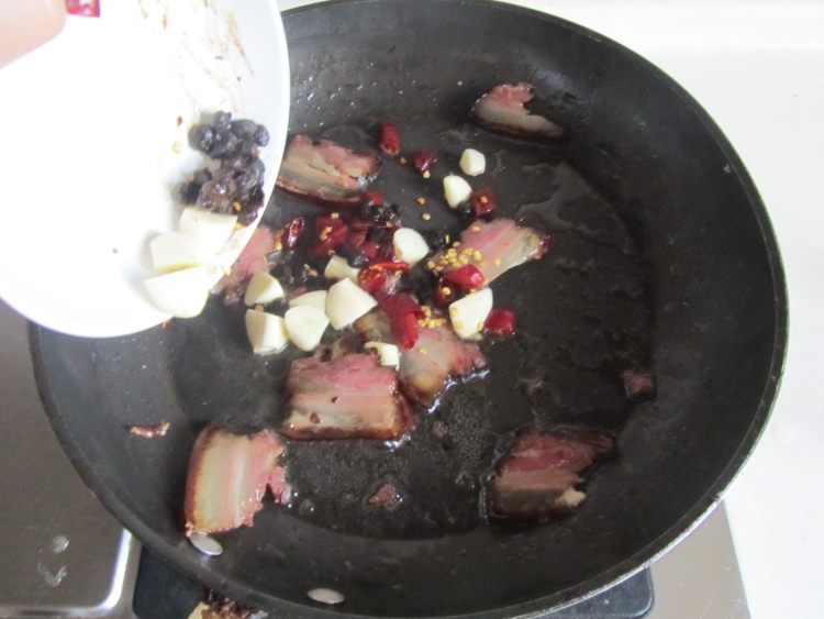 豆豉腊肉煸花菜步骤4