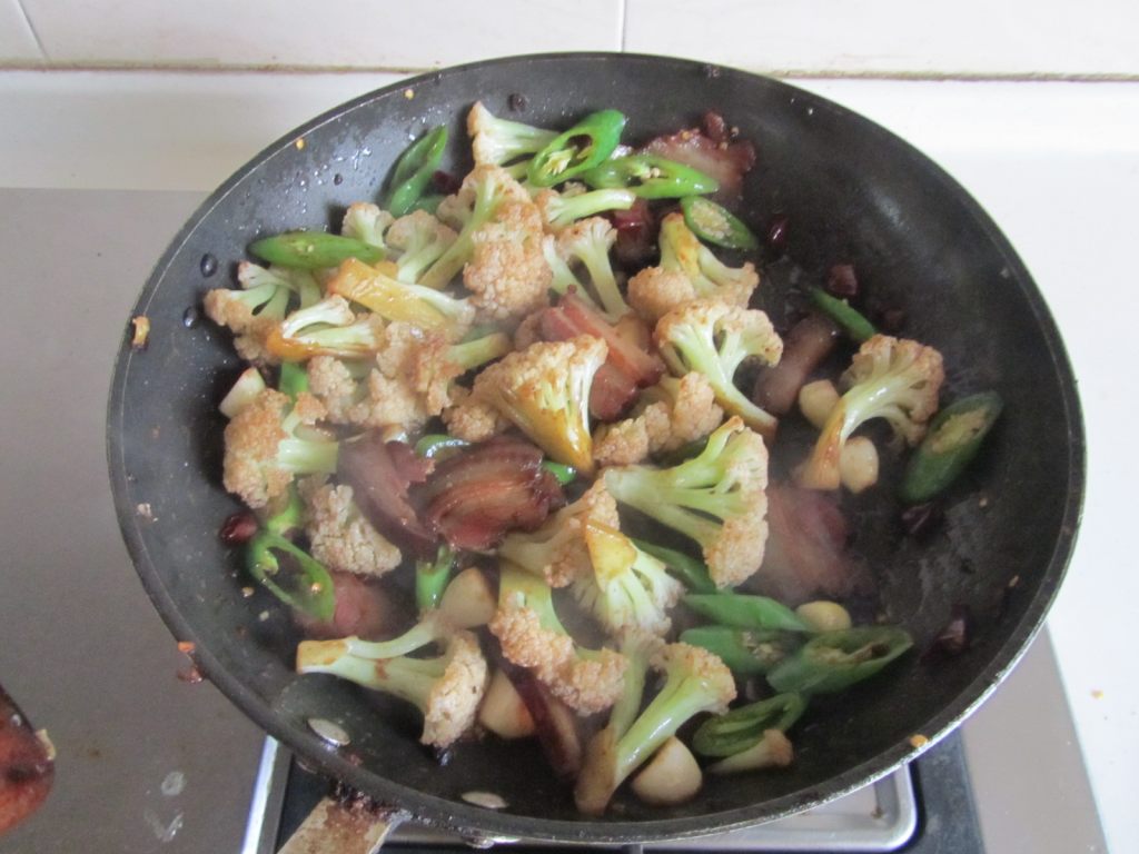 豆豉腊肉煸花菜步骤8