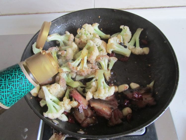 豆豉腊肉煸花菜步骤6