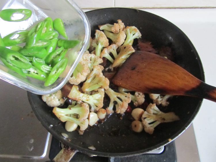 豆豉腊肉煸花菜步骤7