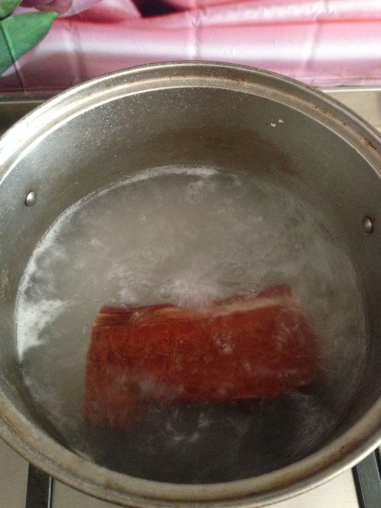 鱼香蒜苔炒腊肉步骤1