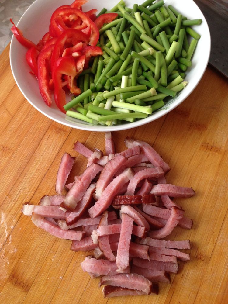 鱼香蒜苔炒腊肉步骤2