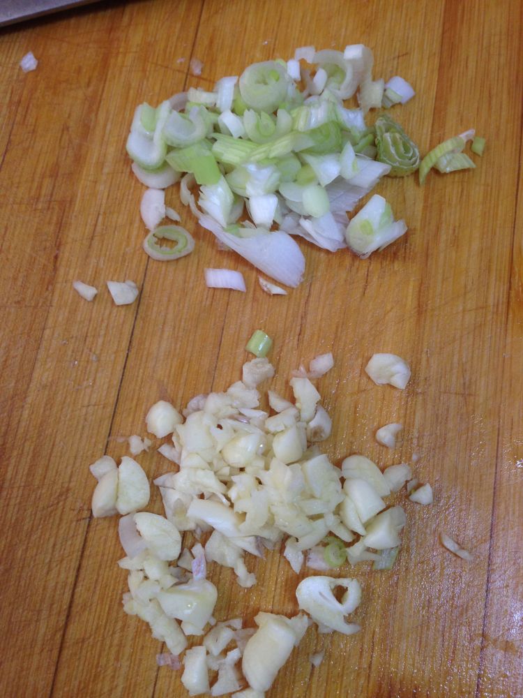 鱼香蒜苔炒腊肉步骤3
