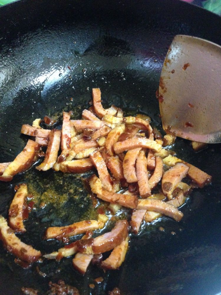 鱼香蒜苔炒腊肉步骤6