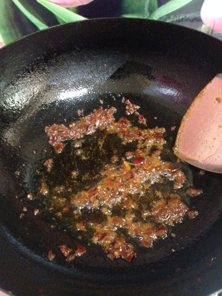 鱼香蒜苔炒腊肉步骤5
