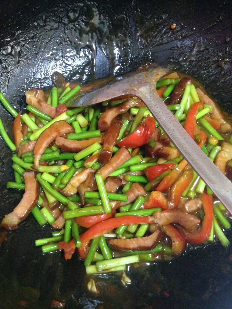 鱼香蒜苔炒腊肉步骤8