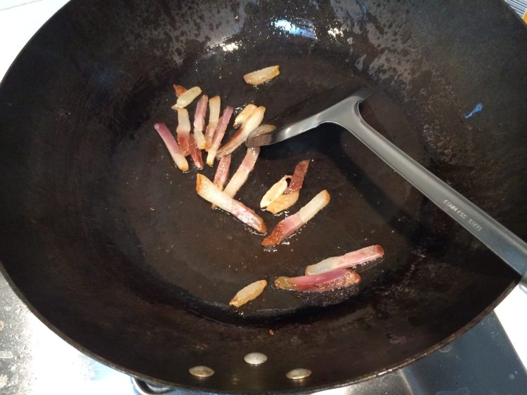 腊肉炒珊瑚菌步骤4