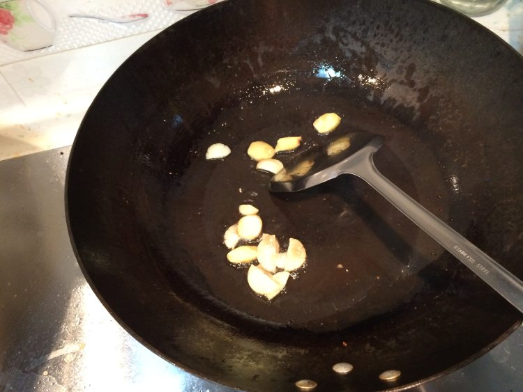 腊肉炒珊瑚菌步骤5