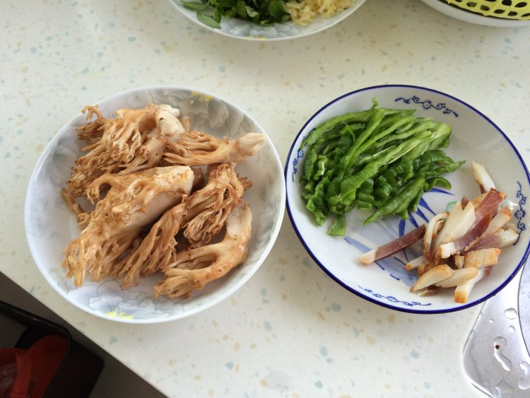 腊肉炒珊瑚菌步骤3