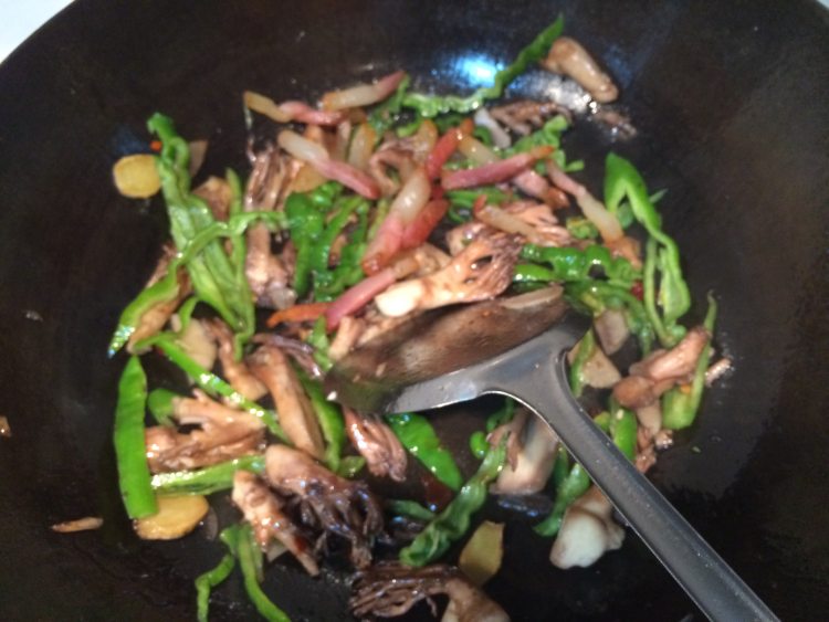 腊肉炒珊瑚菌步骤7
