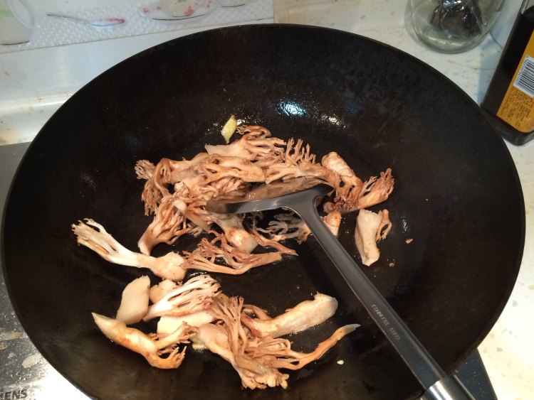 腊肉炒珊瑚菌步骤6