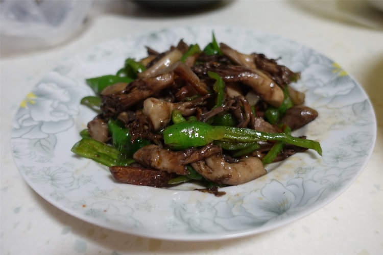 腊肉炒珊瑚菌步骤8