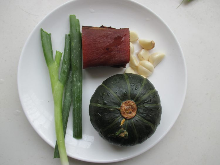 南瓜烧腊肉步骤1