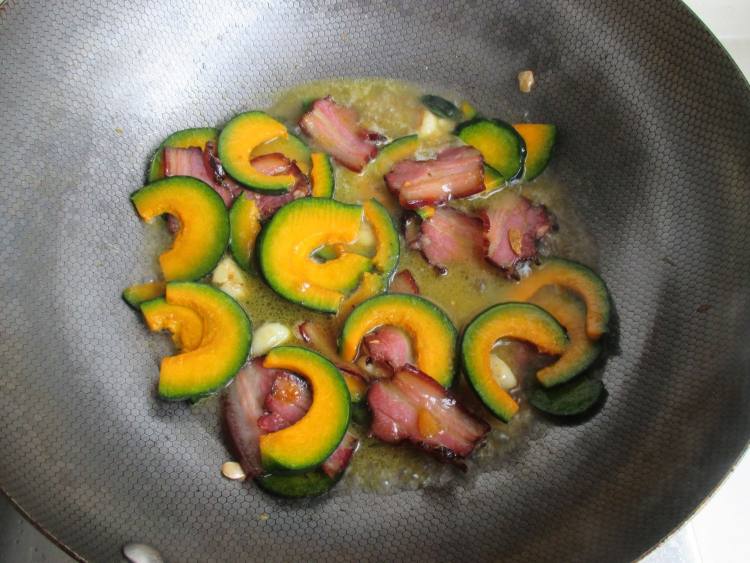 南瓜烧腊肉步骤7