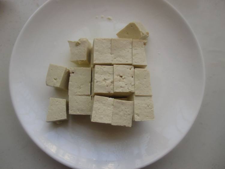 腊味海带炖豆腐步骤2