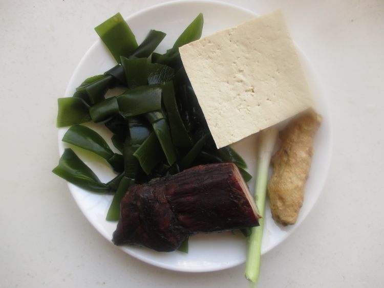 腊味海带炖豆腐步骤1