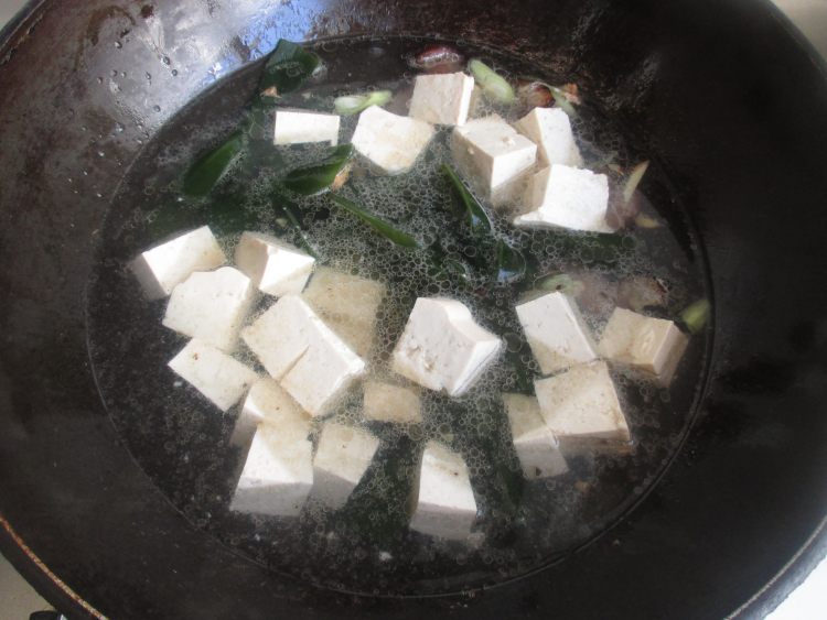 腊味海带炖豆腐步骤6